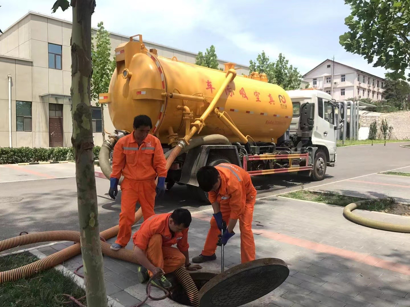 寮步管道疏通车停在窨井附近